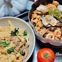 可能是炒飯、義大利麵和顯示的文字是「 10 Elise Chang 」的圖像