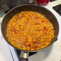可能是豆煮玉米、義大利麵、拉麵和麵的圖像