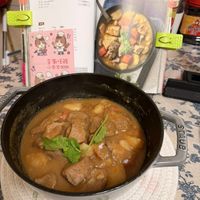 可能是燉小牛膝和文字的圖像