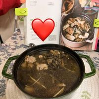 可能是火鍋、燉小牛膝和文字的圖像