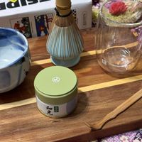 可能是泡茶器、木湯匙和文字的圖像