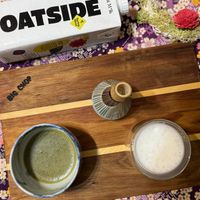 可能是‎咖啡杯、燕麥餅乾、燕麥和‎顯示的文字是「 ‎OATSIDE Berista . ML-W סשי Blead‎ 」‎‎ 的圖像