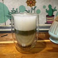 可能是咖啡杯、咖啡和泡茶器的圖像