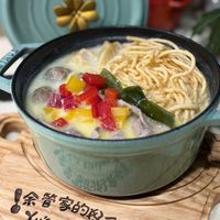 可能是炒麵、拉麵、義大利麵、豆腐、麵和文字的圖像