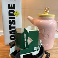 可能是咖啡杯、燕麥餅乾、泡茶器和文字的圖像