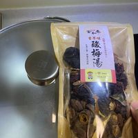 可能是茶和顯示的文字是「金和泰 和 CLP 古 古早味 收 上 告 酸 美 止 梅 a 的 đ5 満 湯 0 Staub olive 」的圖像