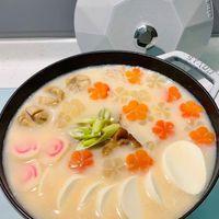 可能是拉麵、豆腐、水波蛋、粥和顯示的文字是「 STAUD STAND 」的圖像