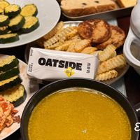 可能是法式長棍麵包、起司火鍋和顯示的文字是「 ህተን 600 * OATSIDE 極 燕麥奶 I Elise Chang 」的圖像