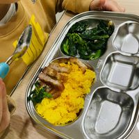 可能是北非小米飯和顯示的文字是「 SPOSWEAR ያምም! VEAR VEAR SPOS SPOSA K 」的圖像