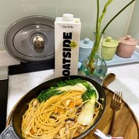 可能是豆腐、炒麵、麵、義大利麵和顯示的文字是「 OatM*Ik Oat M*Ik STAUB S STAUS OATS OATSIDE TAUS S STAUN รักตาร qnejs ถุกหาร વ1 qnE3s 」的圖像