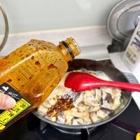 可能是拉麵、義大利麵、香菇和文字的圖像