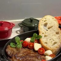 可能是法式長棍麵包、肉排和燉小牛膝的圖像
