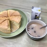 可能是戚風蛋糕和顯示的文字是「 E O U 燕变奶」的圖像