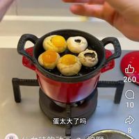 可能是起司火鍋、鬆餅機和顯示的文字是「 16:33 < 62% 260 10 蛋太大了吗 8 仙女味的动画追 追蹤 一個人在家玩小鍋一人食好開 心 22 … 稍後檔放： 仙女味的... 稍後檔放：仙女味...1:59 1:59 x 迷你小法那鍋一個人吃.… Ⅲ < 」的圖像