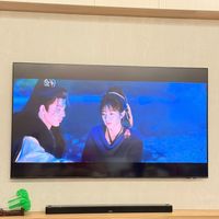 可能是一或多人、瀏海、電視和文字的圖像