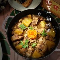 可能是火鍋、燉小牛膝、豆腐和顯示的文字是「鳳 梨 筍 燒 肉」的圖像