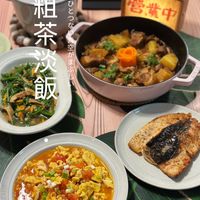 可能是豆腐、火鍋和顯示的文字是「粗 1/g CoraR 粗雪 Z ひ と 茶 な っ 茶 淡 3i 空 淡 が ま 飯 營業中」的圖像