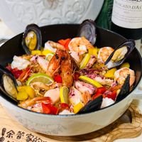 可能是西班牙大鍋飯、蝦和文字的圖像
