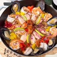 可能是西班牙大鍋飯和顯示的文字是「 ！余管 Yus 余管 身好食光 kitcher 多日好 kitchen 食光」的圖像