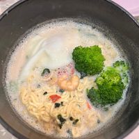 可能是水波蛋、拉麵、義大利麵和文字的圖像