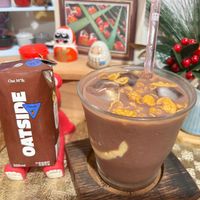 可能是飲料、燕麥餅乾和顯示的文字是「 63 Oat M*Ik OatMIk Μα 5 DATSIA OATSIDE SI od Cocon 200ml 200 ml 팔뽀륨살 」的圖像