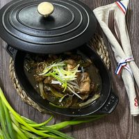 可能是火鍋、豆腐和顯示的文字是「 staah SUB S UB バ」的圖像