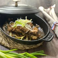 可能是燉小牛膝、火鍋和文字的圖像