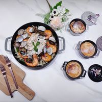 可能是西班牙大鍋飯和文字的圖像