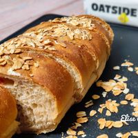 可能是麵包棒、法式長棍麵包和顯示的文字是「 OATSIDE Slise LiseChang Chang 」的圖像