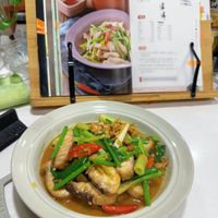 可能是香菇、豆腐、拉麵和顯示的文字是「炒旗魚 ie STAUB 」的圖像