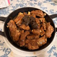 可能是燉小牛膝和肉排的圖像
