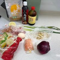可能是麵、豆腐、拉麵、炒麵和文字的圖像