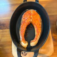 可能是肉排和煙燻鮭魚的圖像