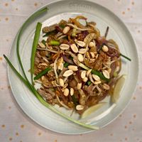 可能是義大利麵、炒麵和麵的圖像