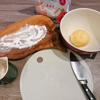 可能是木湯匙、法式長棍麵包和蛋糕的圖像