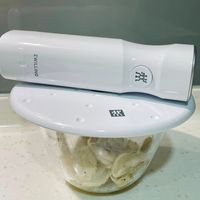 可能是吹風機和顯示的文字是「 ZWILLING WILLIN 定 送」的圖像