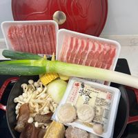 可能是香菇、拉麵、火鍋、豆腐和文字的圖像