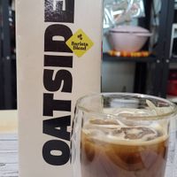 可能是咖啡杯、咖啡、燕麥餅乾和顯示的文字是「 Oat OatM*Ik M* M*lk SES 10្0 Bar Barista ista รา S Blend 1L 無污 予加 起植物」的圖像