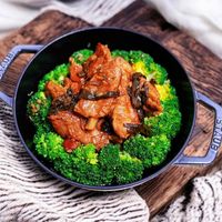 可能是燉小牛膝、豆腐和顯示的文字是「 SUAUB STAUB STAUB 」的圖像