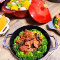 可能是肉排、燉小牛膝、火鍋和顯示的文字是「 STZUB STAUB STAUE 」的圖像