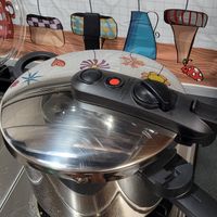 可能是鬆餅機、泡茶器、咖啡機、慢燉鍋和文字的圖像