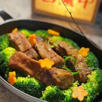 可能是燉小牛膝、肉排和顯示的文字是「 Rebecca's Rebecca'sHedonism Hedonismn 」的圖像