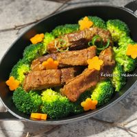 可能是燉小牛膝、肉排、豆腐和顯示的文字是「 Rebecca's Rebecca'sHedonism Hedonism S 」的圖像
