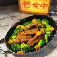 可能是肉排、豆腐和顯示的文字是「営業中 Rebecca's Rebecca'sHedonism Hedonism a anFa'S 」的圖像