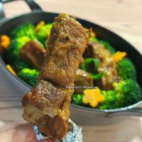 可能是燉小牛膝、肉排和顯示的文字是「 Rebecca's Rebecca'sHedonism Hedonism 」的圖像
