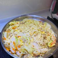 可能是義大利麵、炒麵、拉麵和麵的圖像