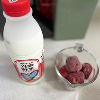 可能是‎草莓、飲料和‎顯示的文字是「 ‎Ng WN 光界T مسد MILE 羊乳し FF ME‎ 」‎‎ 的圖像