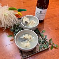 可能是豆腐、粥、小木犀樹和顯示的文字是「 MONCATO MOSCATO MONCHESSALIA DUCHESSALIA DUCHESSALIA ES DUCHE DASTI JIUS RNSI 」的圖像