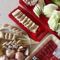 可能是起司火鍋、火鍋、豆腐和顯示的文字是「 UnI 才澳洲 入内肉 教牛肉 丰肉 澳洲」的圖像