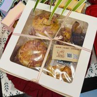 可能是肉餡餅、巴布卡麵包、半圓形餡餅、肉桂捲、蛋糕和文字的圖像